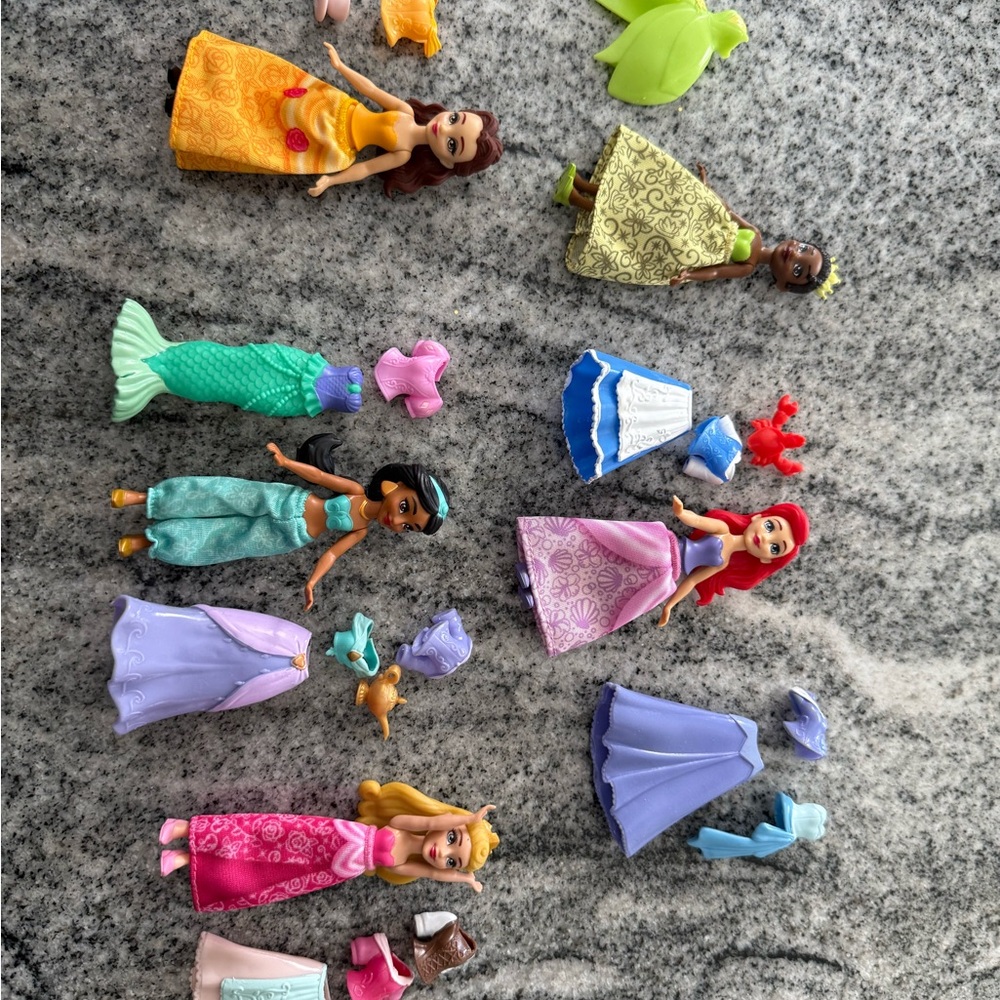 Disney Princess Fairy-Tale Dolls and Fashions Set 
Mini Dolls Playset